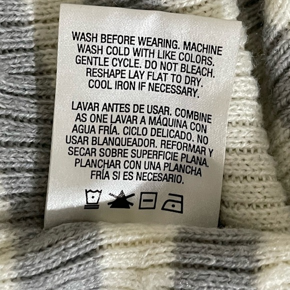 Metaphor sz sm sweater gray/ white back button accent - Picture 12 of 12